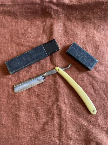 Rasoir coupe-choux ancien “La Victoire”, manche ivoirine, avec étui