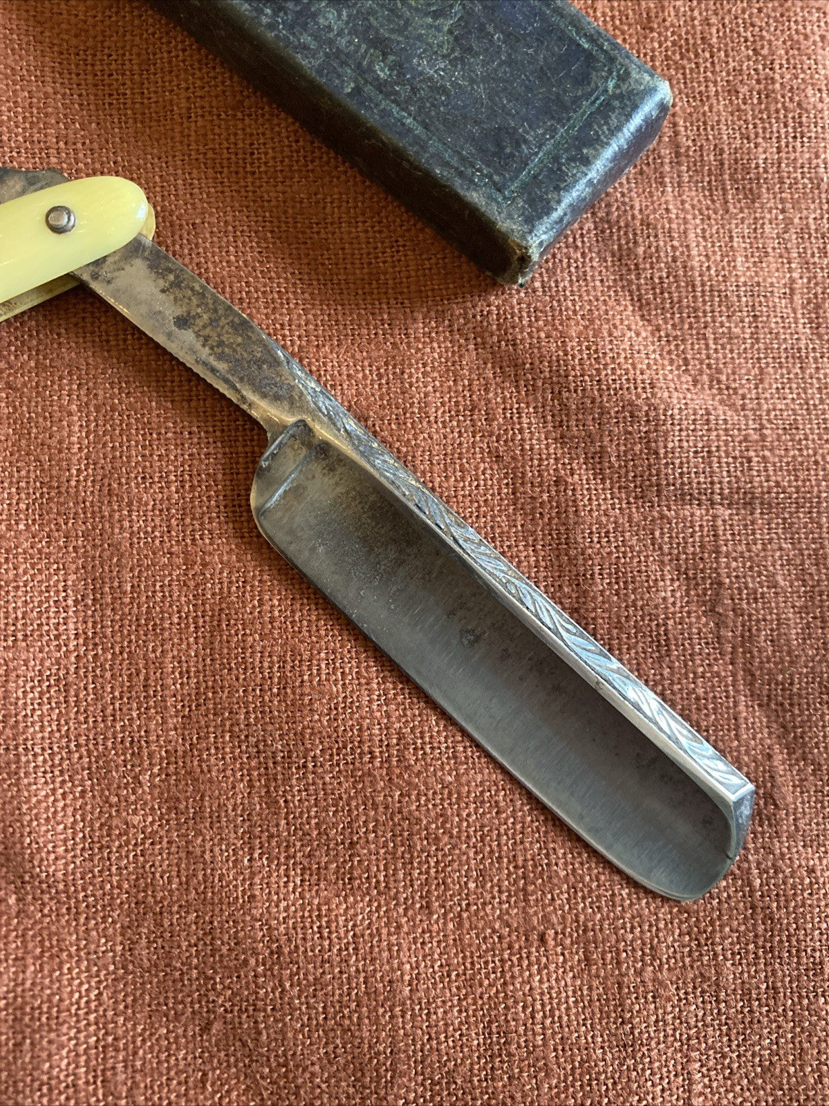 Rasoir coupe-choux ancien “La Victoire”, manche ivoirine, avec étui