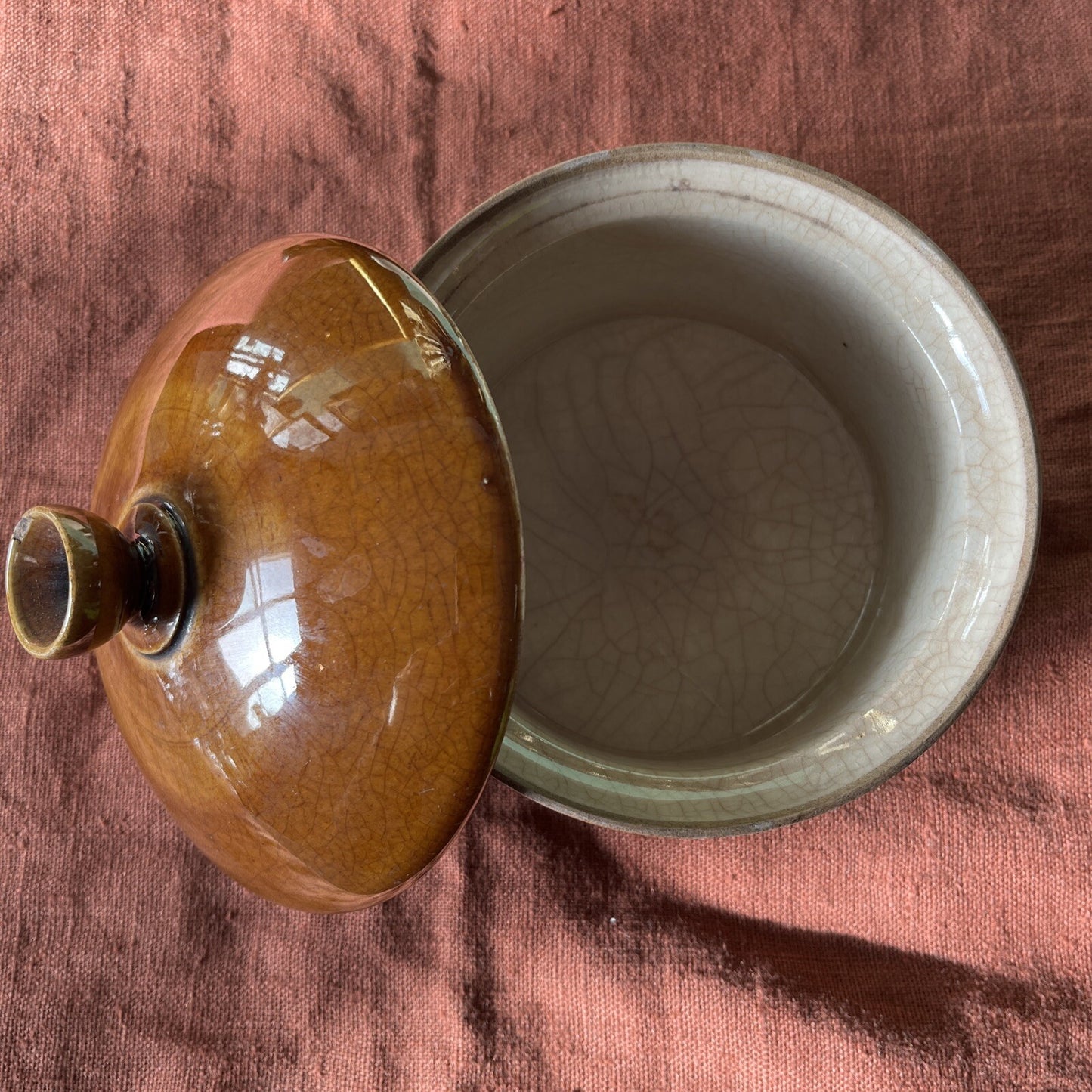 Pot En Grès Vernissé Détail Visages