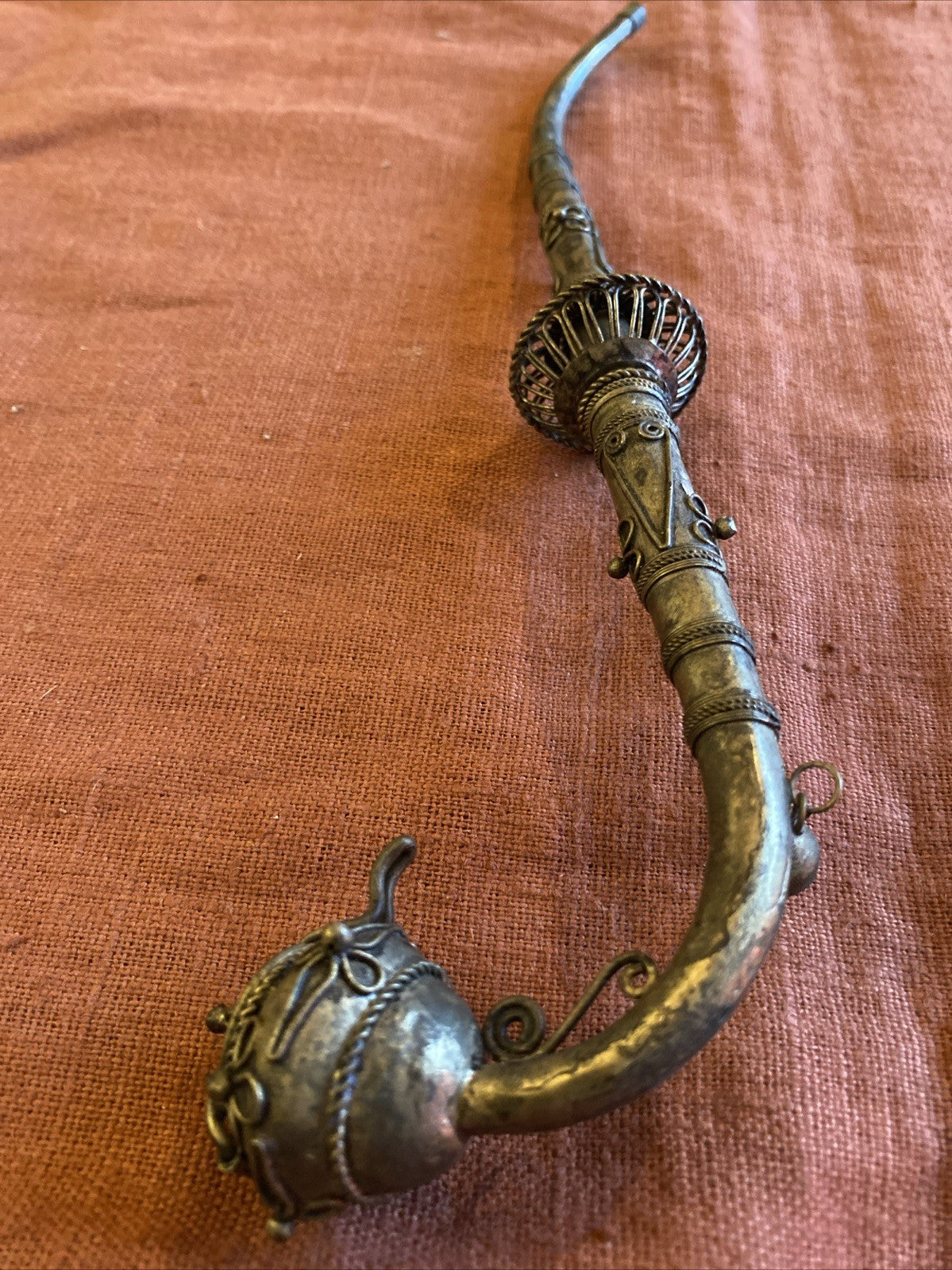 Pipe orientale ancienne en métal argenté ciselé