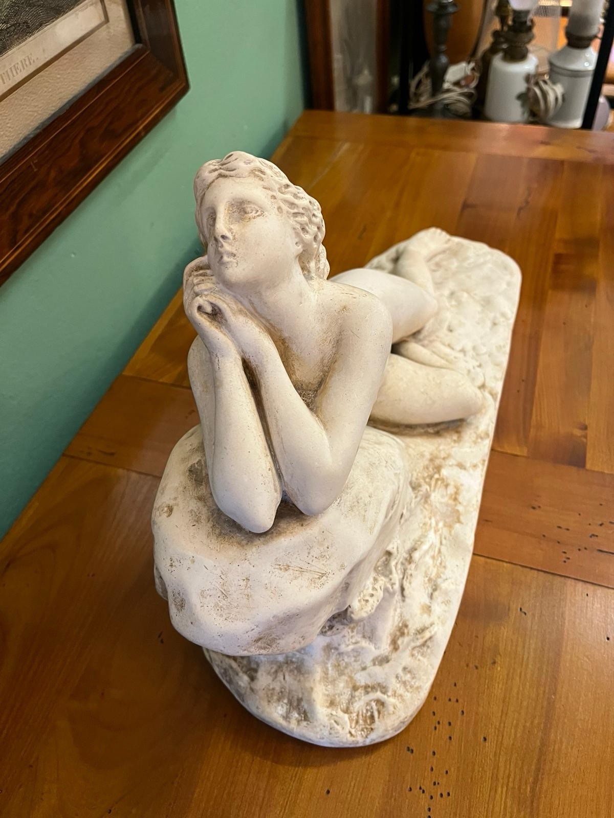 Sculpture femme nue allongée sur rocher en plâtre XXe