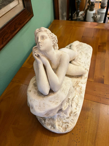 Sculpture femme nue allongée sur rocher en plâtre XXe