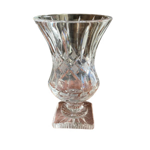 Vase en cristal taillé sur pied carré – décor géométrique – XXᵉ siècle