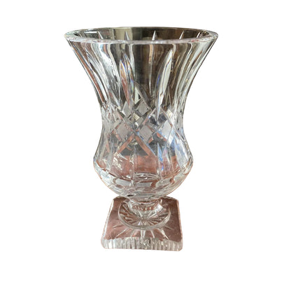 Vase en cristal taillé sur pied carré – décor géométrique – XXᵉ siècle