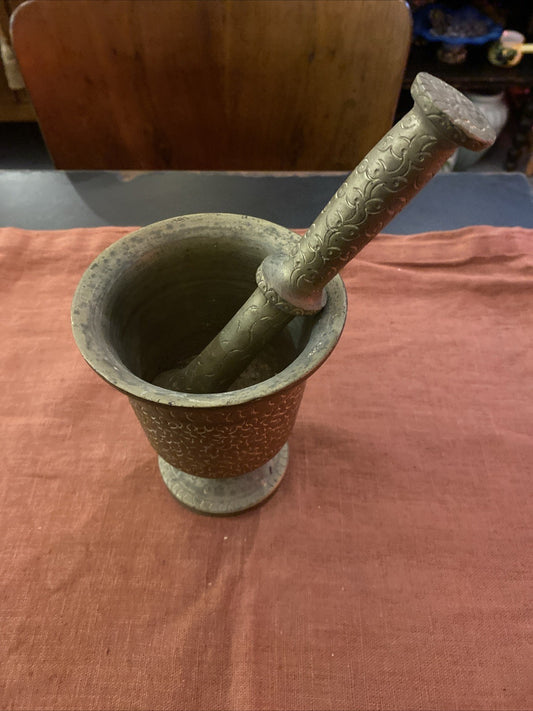Mortier ancien en bronze massif avec pilon assorti