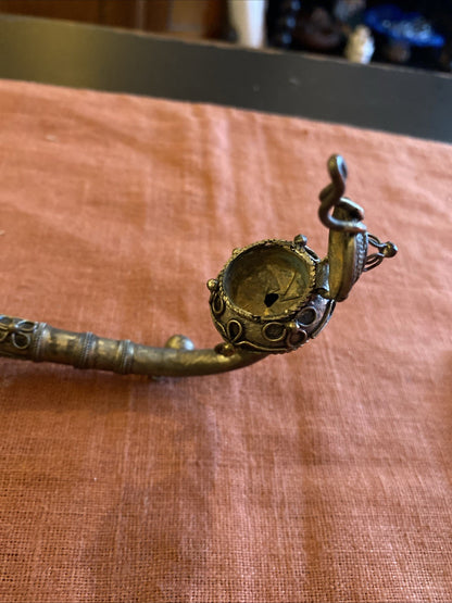 Pipe orientale ancienne en métal argenté ciselé