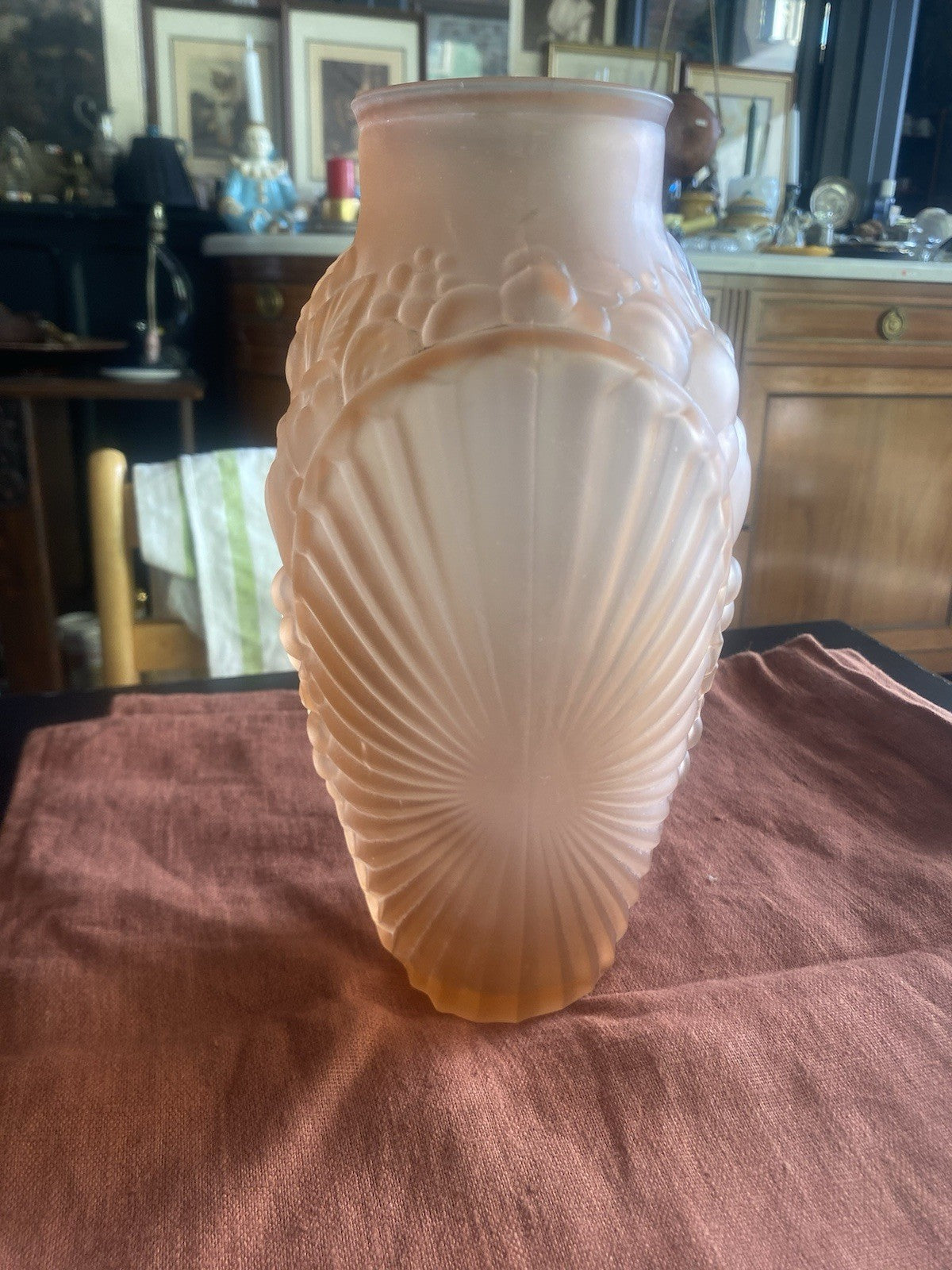 Vase Art Déco verre satiné ambre Souchon Neuvesel décor coquille 1930