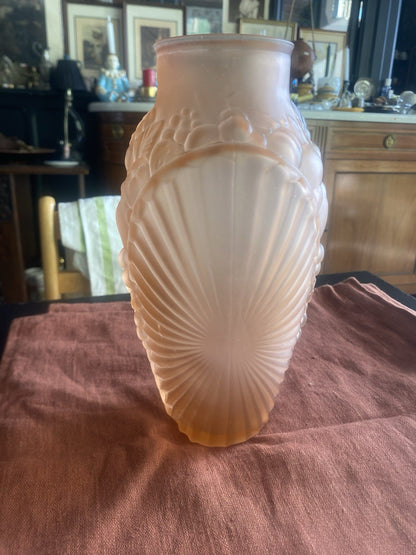 Vase Art Déco verre satiné ambre Souchon Neuvesel décor coquille 1930