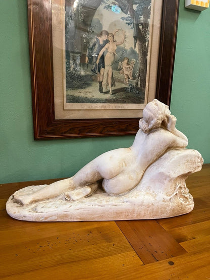 Sculpture femme nue allongée sur rocher en plâtre XXe