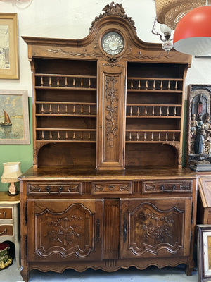 Grand vaisselier ancien en bois sculpté à horloge, fin XVIIIe - début XIXe siècle