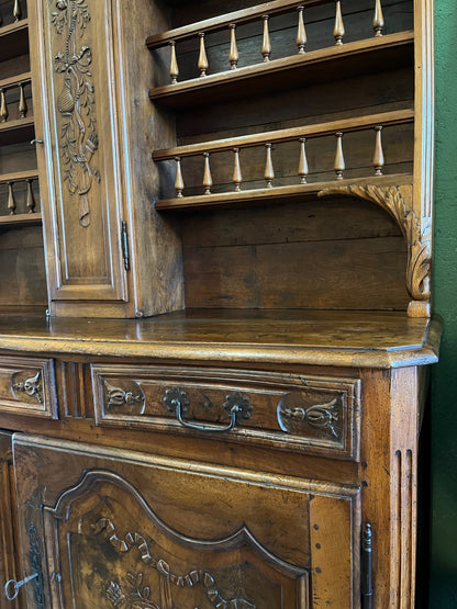 Grand vaisselier en noyer - XVIIIe Louis XV