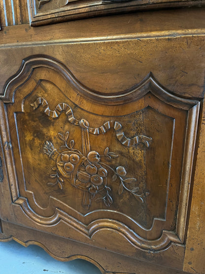 Grand vaisselier en noyer - XVIIIe Louis XV