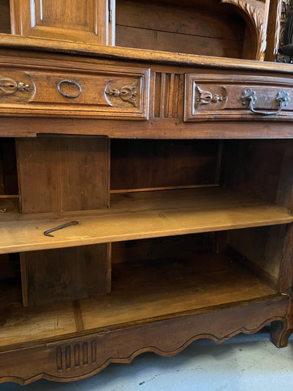 Grand vaisselier en noyer - XVIIIe Louis XV