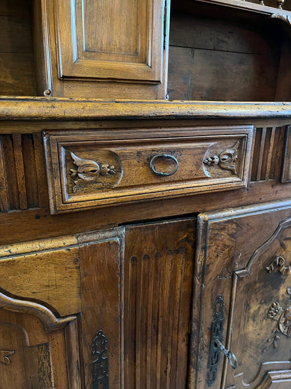 Grand vaisselier en noyer - XVIIIe Louis XV