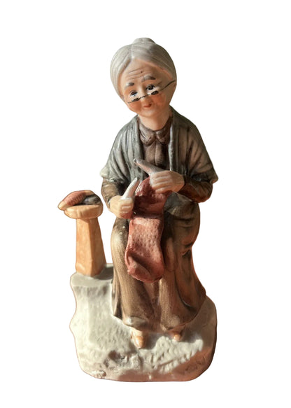 Figurine biscuit Femme Âgée Avec Son Tricot