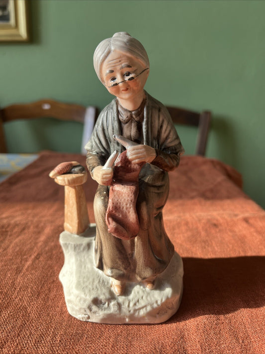 Figurine Céramique Femme Âgée Avec Son Tricot