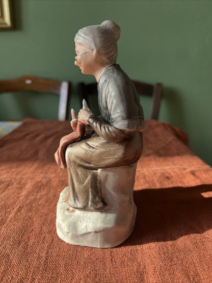 Figurine biscuit Femme Âgée Avec Son Tricot