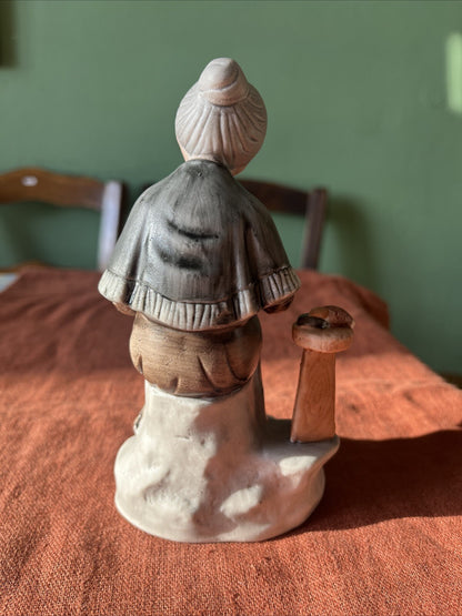 Figurine biscuit Femme Âgée Avec Son Tricot