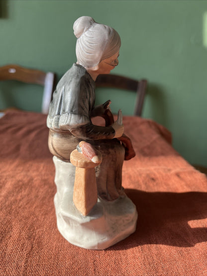 Figurine biscuit Femme Âgée Avec Son Tricot