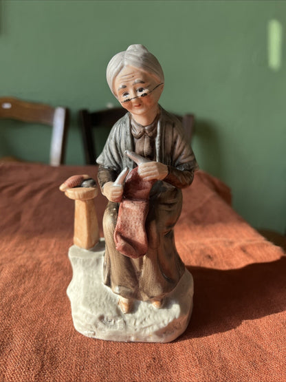 Figurine biscuit Femme Âgée Avec Son Tricot