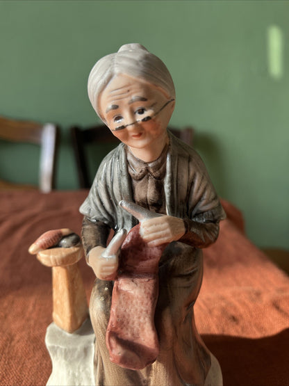 Figurine biscuit Femme Âgée Avec Son Tricot