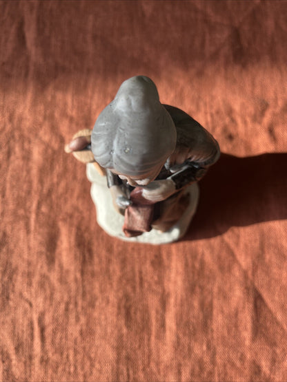 Figurine biscuit Femme Âgée Avec Son Tricot