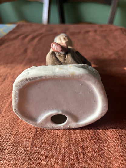 Figurine biscuit Femme Âgée Avec Son Tricot