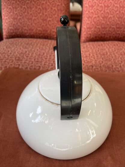 Ancienne Bouilloire À Sifflet Blanche