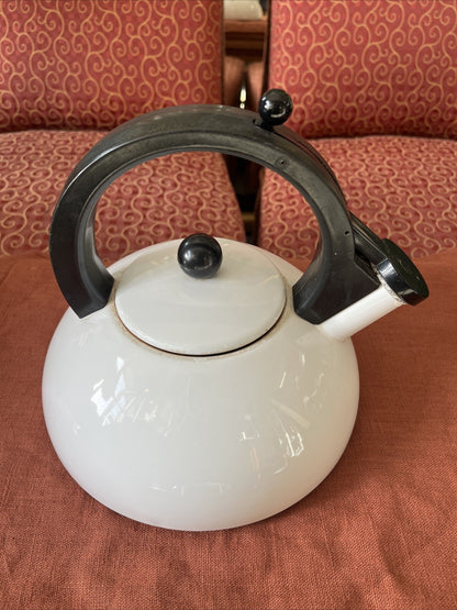 Ancienne Bouilloire À Sifflet Blanche