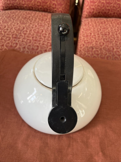 Ancienne Bouilloire À Sifflet Blanche