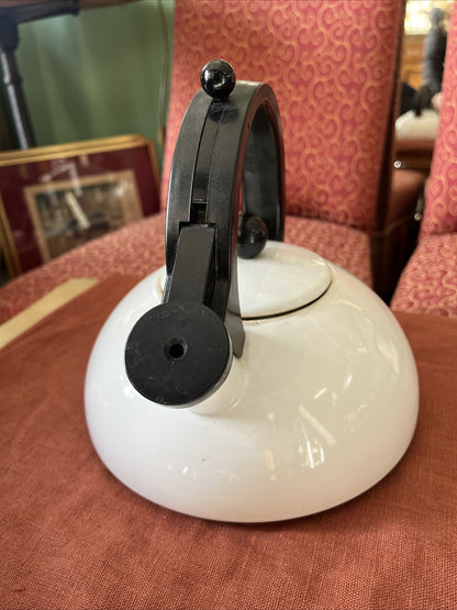 Ancienne Bouilloire À Sifflet Blanche