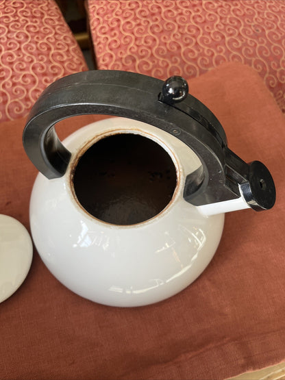 Ancienne Bouilloire À Sifflet Blanche