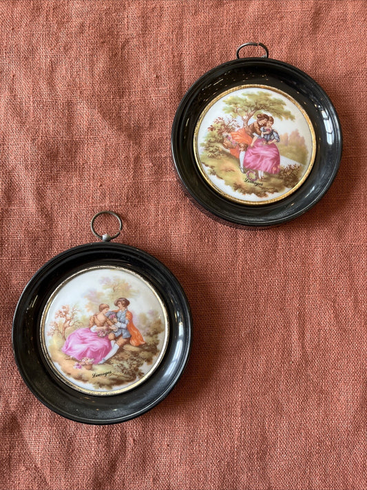 Lot De Deux Miniatures Encadrées Signées Limoges Fragonard