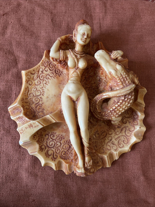 Cendrier En Résine A Décor De Femme Et Crocodile
