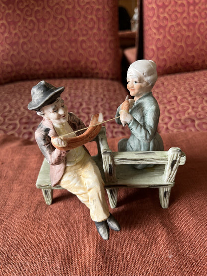 Figurine Couple Biscuit Sur Un Banc Fileurs