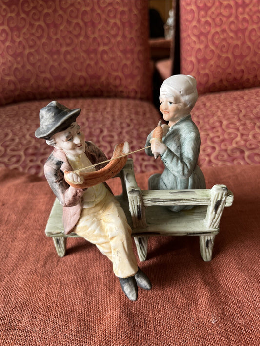 Figurine Couple Biscuit Sur Un Banc Fileurs