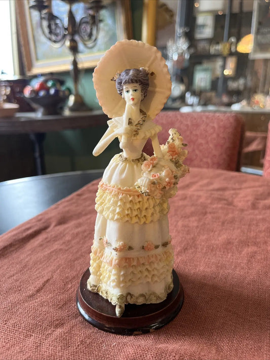 Statuette Figurine De Femme Avec Ombrelle En Résine