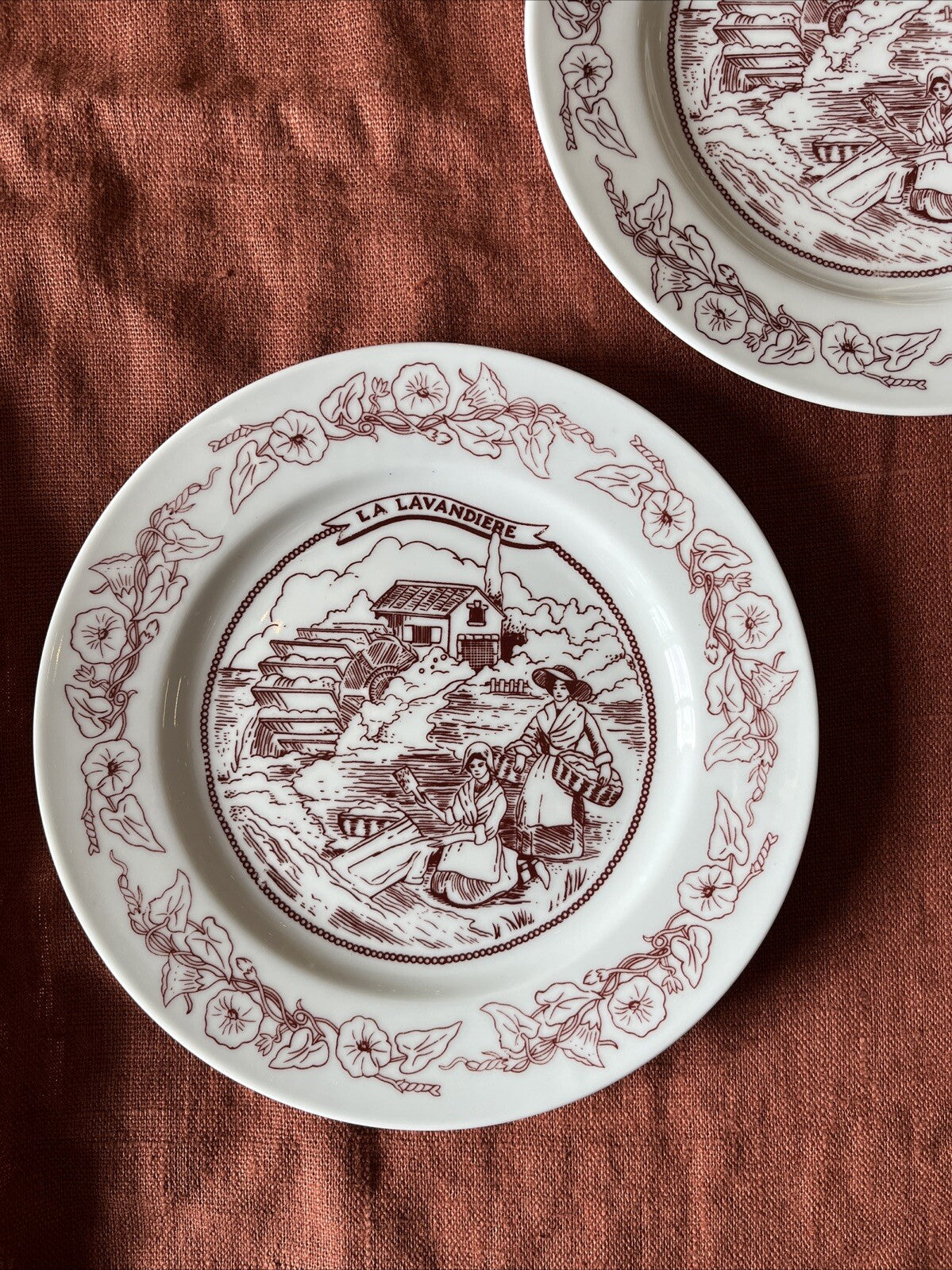 Lot De 2 Assiettes Décoratives La Lavandière