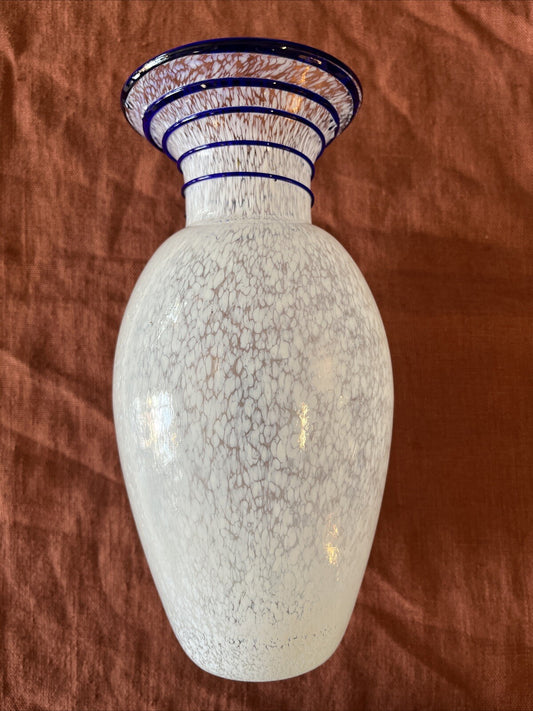 Vase En Verre Blanc Détail Col Spirale Bleu