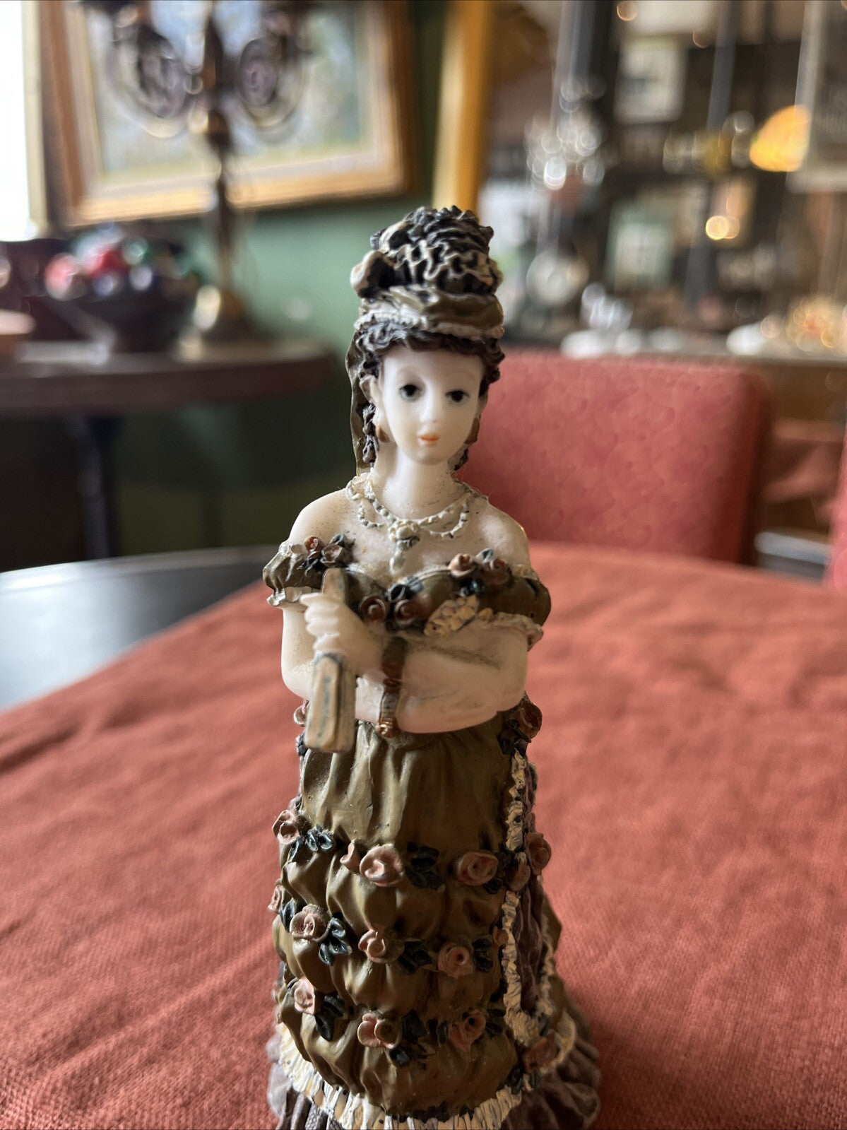 Figurine Femme En Résine