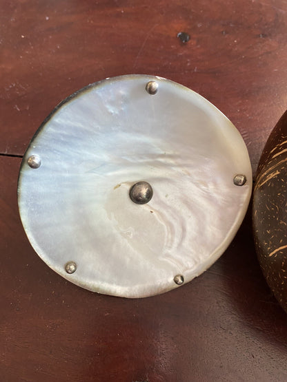 boîte à thé ancienne En Noix De Coco Métal Argenté Et Couvercle En Nacre