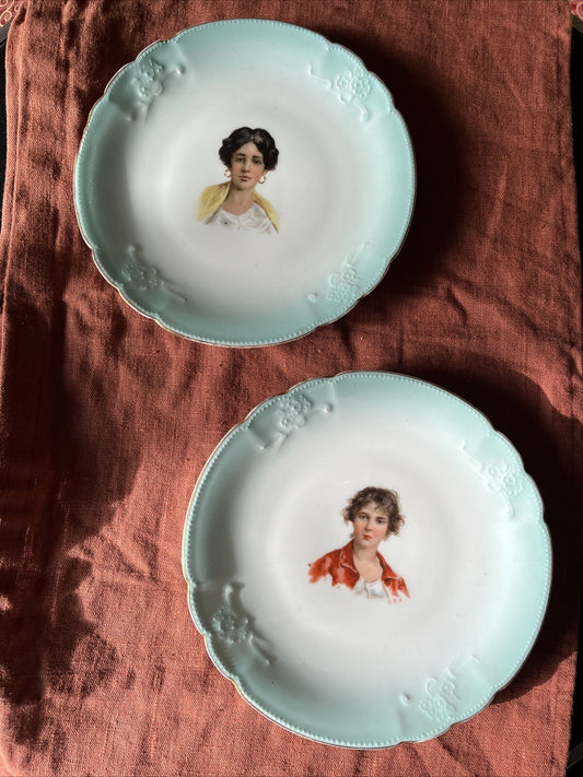 2 Assiettes Anciennes En Porcelaine Portrait