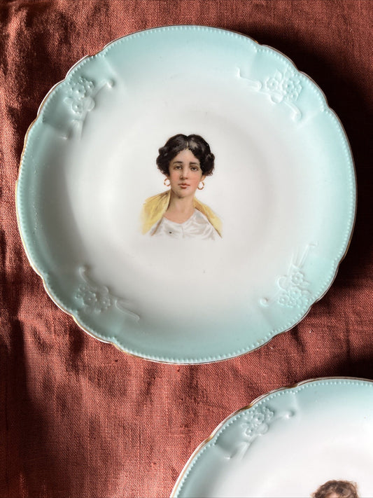 2 Assiettes Anciennes En Porcelaine Portrait