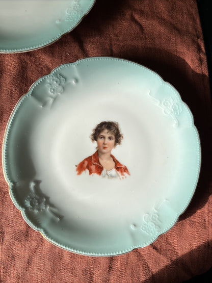 2 Assiettes Anciennes En Porcelaine Portrait