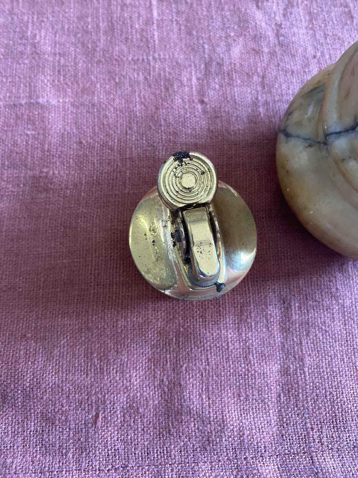 briquet De Table Vintage Monté Sur Une Base En Marbre