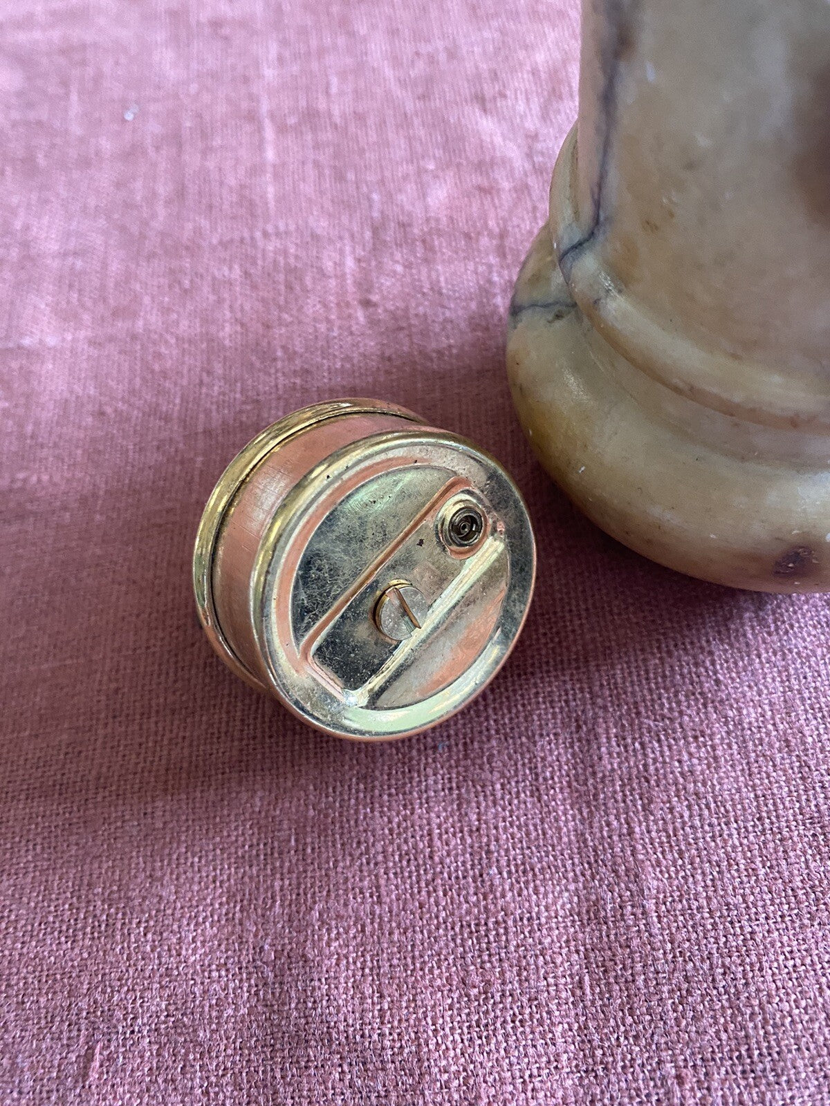 briquet De Table Vintage Monté Sur Une Base En Marbre