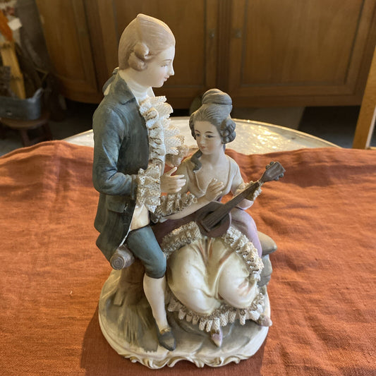 Statuette En Porcelaine Biscuit Couple