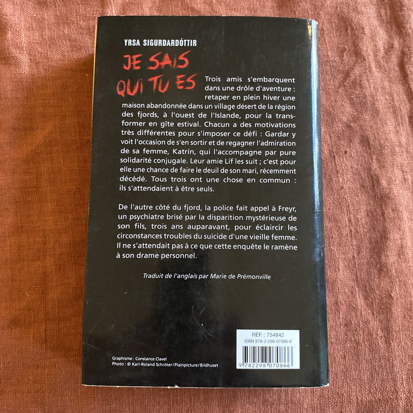 Livre je sais qui tu es Yrsa Sigurdardottir France Loisirs 2013 book