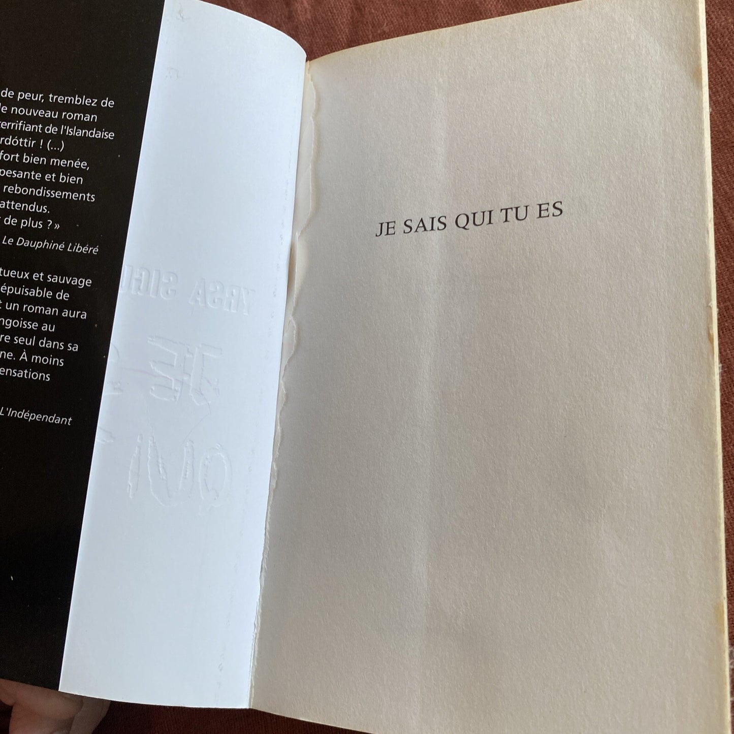 Livre je sais qui tu es Yrsa Sigurdardottir France Loisirs 2013 book