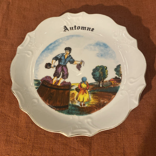 Assiette Décorative Porcelaine Illustrant L’automne Avec Scène De Vendange